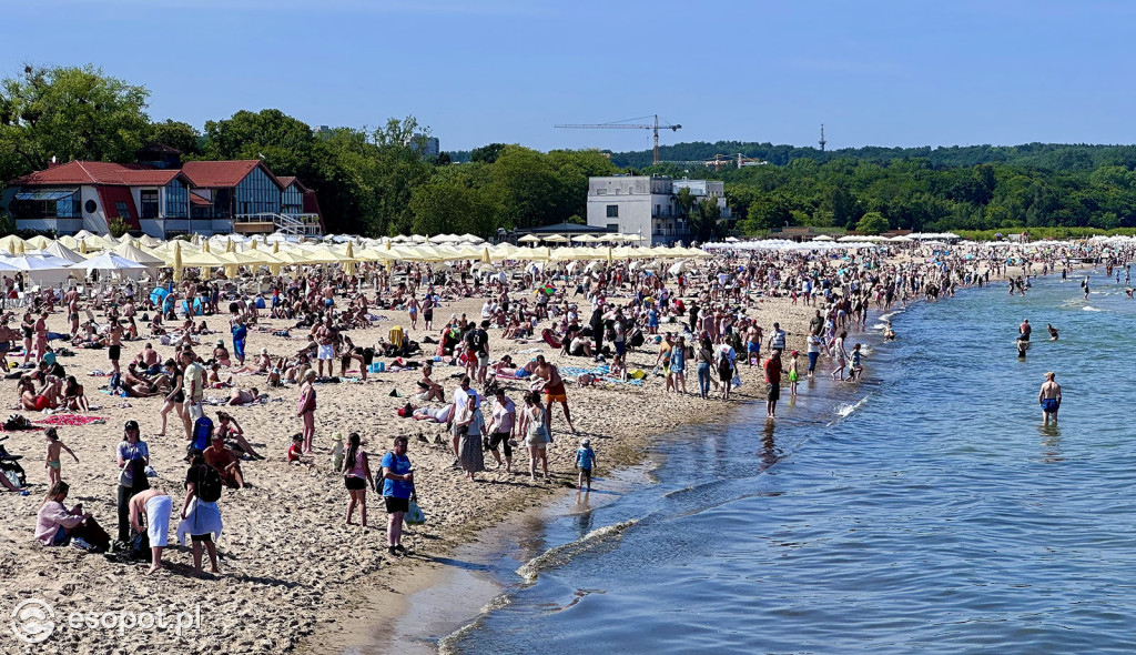 Sopot rozpoczął sezon plażowy! Tłumy turystów ruszyły nad morze [FOTO]