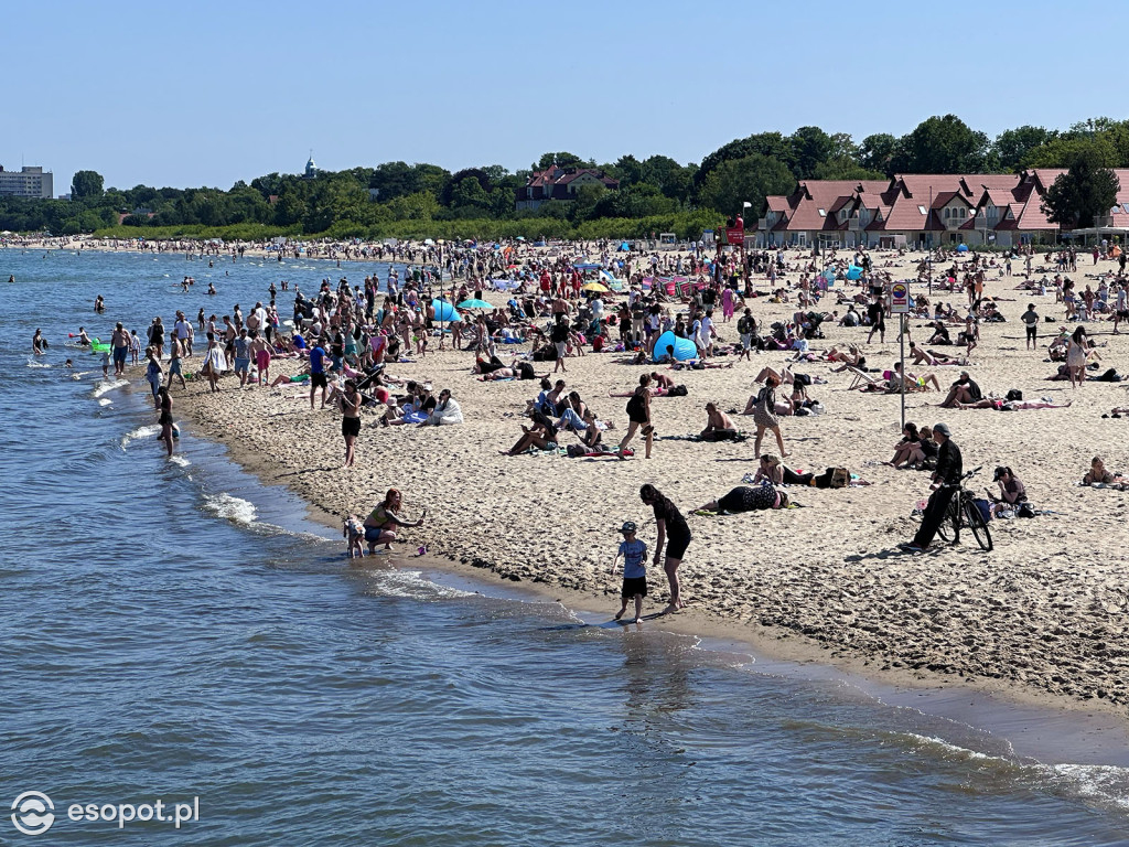 Sopot rozpoczął sezon plażowy! Tłumy turystów ruszyły nad morze [FOTO]