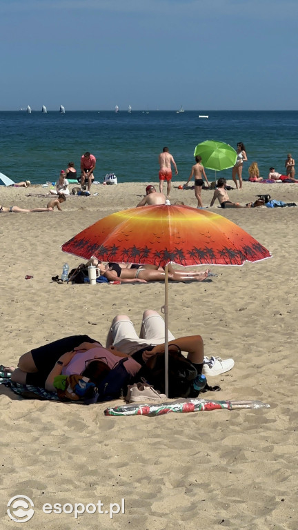 Sopot rozpoczął sezon plażowy! Tłumy turystów ruszyły nad morze [FOTO]