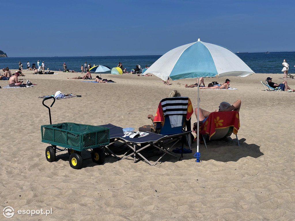 Sopot rozpoczął sezon plażowy! Tłumy turystów ruszyły nad morze [FOTO]