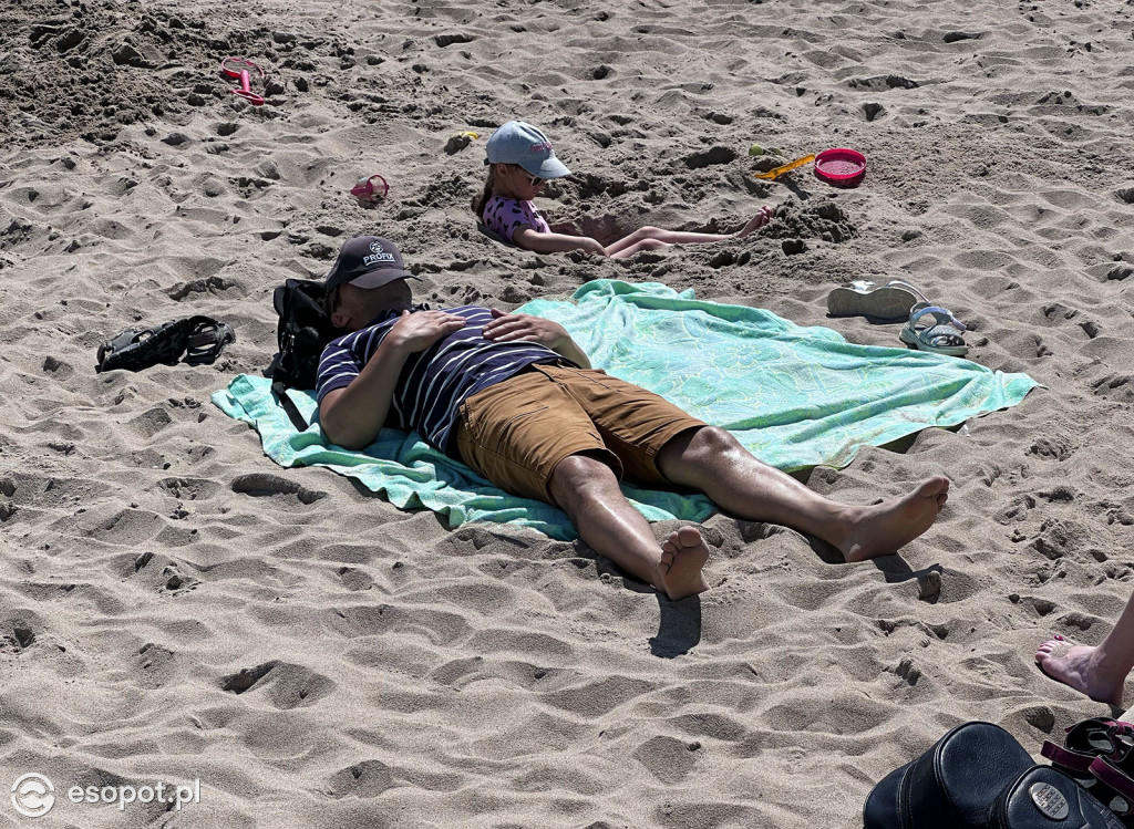 Sopot rozpoczął sezon plażowy! Tłumy turystów ruszyły nad morze [FOTO]