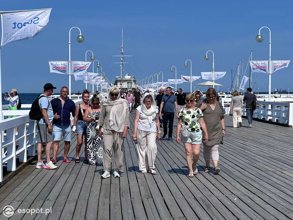 Sopot rozpoczął sezon plażowy! Tłumy turystów ruszyły nad morze [FOTO]