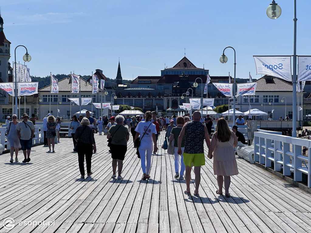 Sopot rozpoczął sezon plażowy! Tłumy turystów ruszyły nad morze [FOTO]