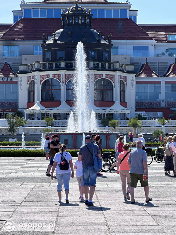 Sopot rozpoczął sezon plażowy! Tłumy turystów ruszyły nad morze [FOTO]