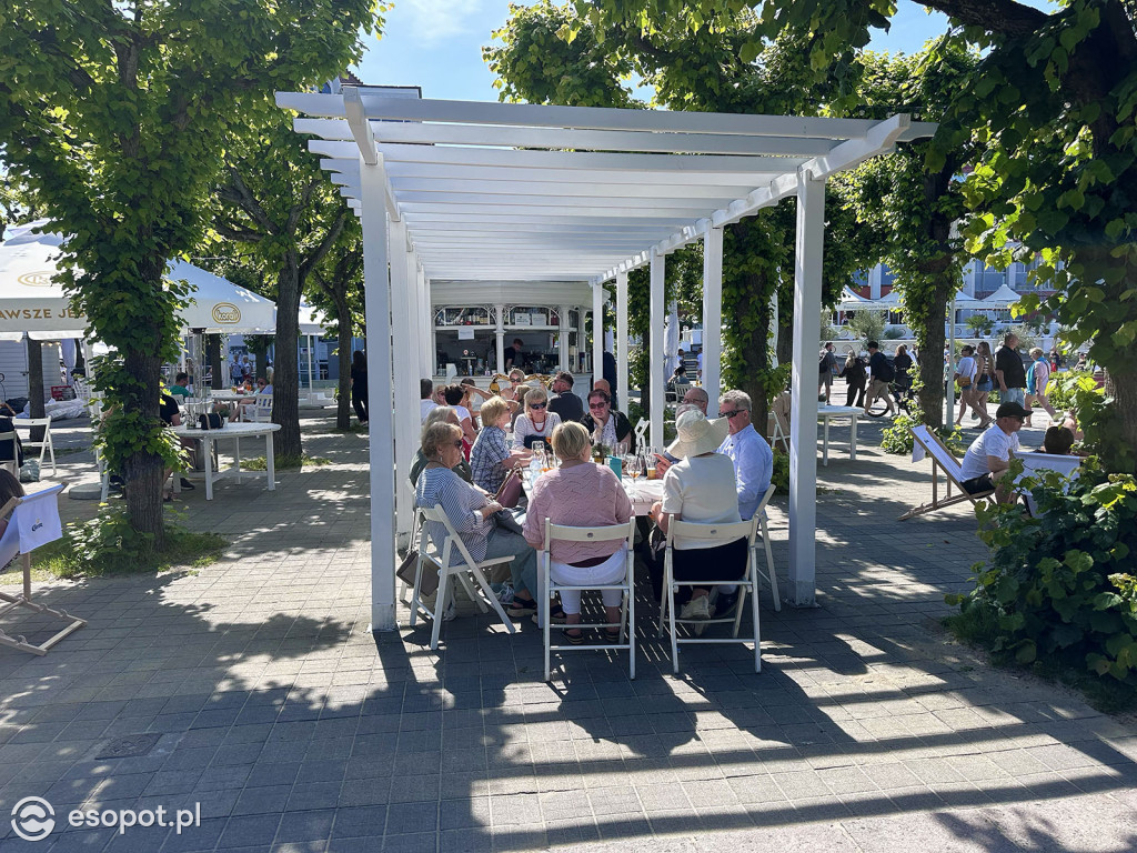 Sopot rozpoczął sezon plażowy! Tłumy turystów ruszyły nad morze [FOTO]
