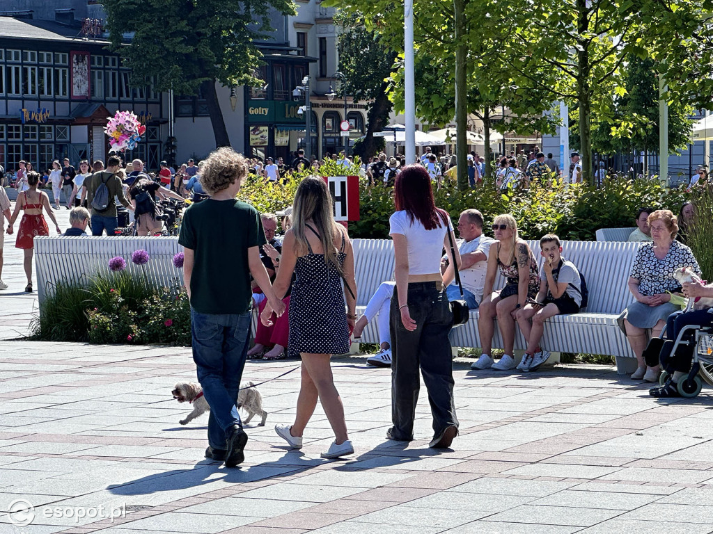 Sopot rozpoczął sezon plażowy! Tłumy turystów ruszyły nad morze [FOTO]