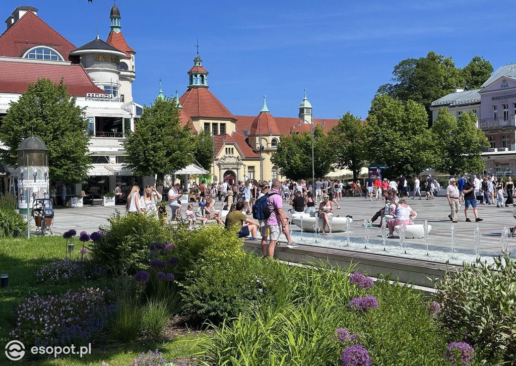 Sopot rozpoczął sezon plażowy! Tłumy turystów ruszyły nad morze [FOTO]