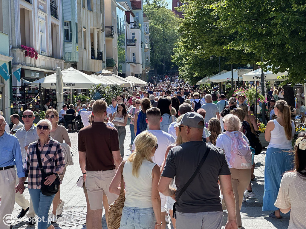 Sopot rozpoczął sezon plażowy! Tłumy turystów ruszyły nad morze [FOTO]