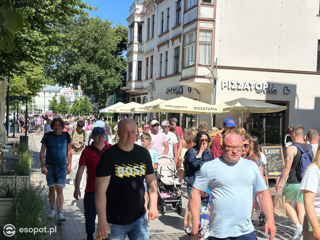 Sopot rozpoczął sezon plażowy! Tłumy turystów ruszyły nad morze [FOTO]