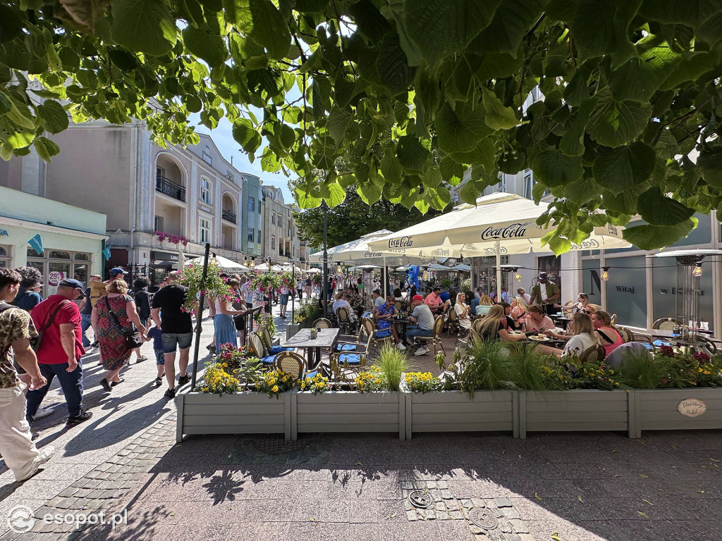 Sopot rozpoczął sezon plażowy! Tłumy turystów ruszyły nad morze [FOTO]