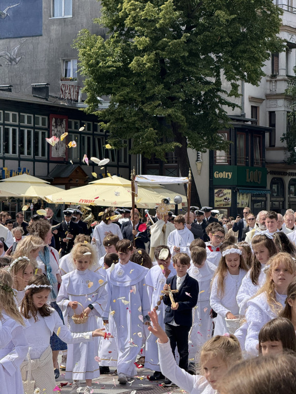 Tłumy na procesji Bożego Ciała w Sopocie [FOTO]