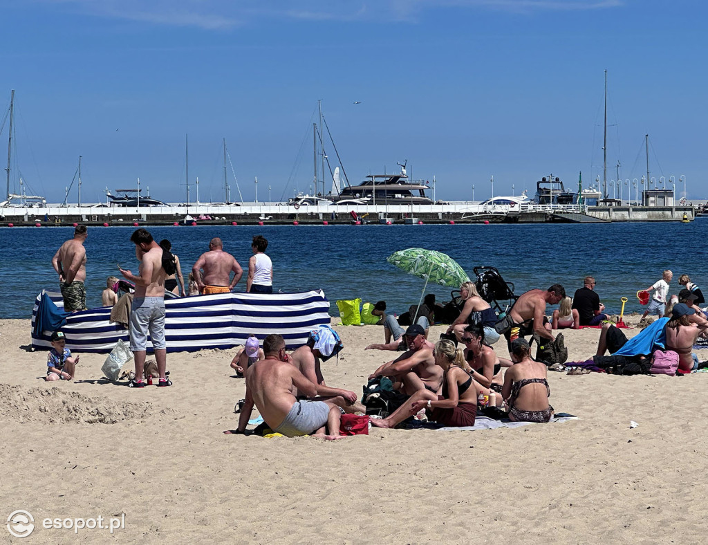 Zaskakująco spokojny początek lata w Sopocie! Długi weekend bez tłumów, za to ze słońcem [FOTO]