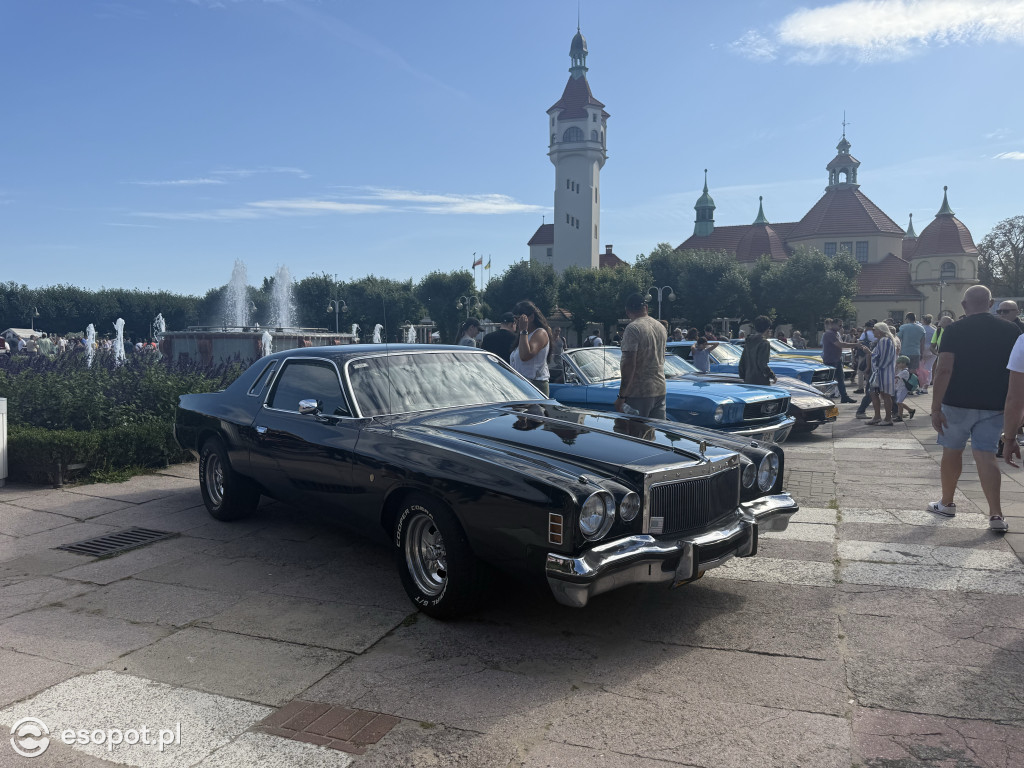 Dziesiątki zabytkowych aut po raz kolejny w Sopocie! Motoryzacyjny weekend zachwycił mieszkańców i turystów! [FOTO]