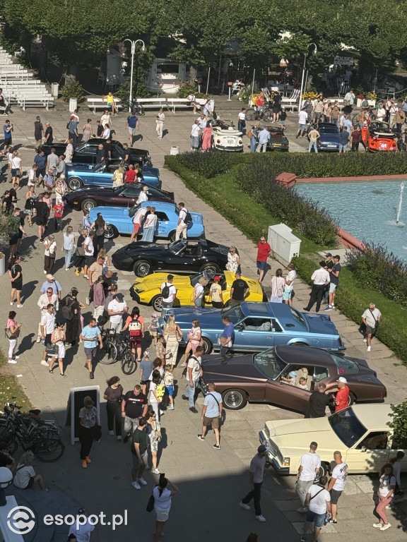 Dziesiątki zabytkowych aut po raz kolejny w Sopocie! Motoryzacyjny weekend zachwycił mieszkańców i turystów! [FOTO]