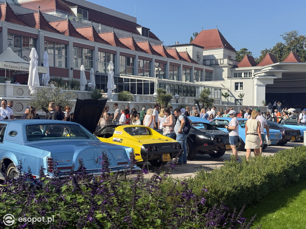 Dziesiątki zabytkowych aut po raz kolejny w Sopocie! Motoryzacyjny weekend zachwycił mieszkańców i turystów! [FOTO]