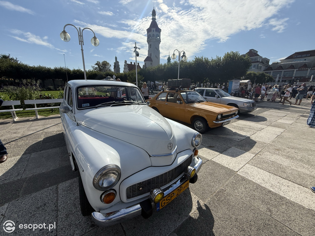 Dziesiątki zabytkowych aut po raz kolejny w Sopocie! Motoryzacyjny weekend zachwycił mieszkańców i turystów! [FOTO]