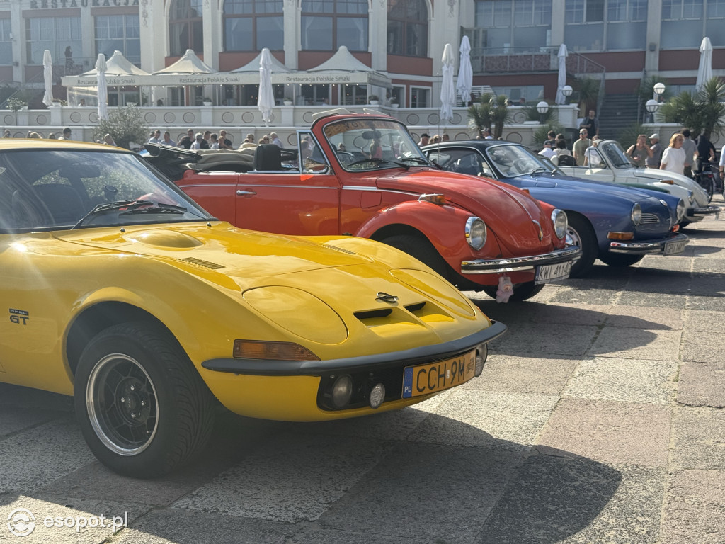 Dziesiątki zabytkowych aut po raz kolejny w Sopocie! Motoryzacyjny weekend zachwycił mieszkańców i turystów! [FOTO]