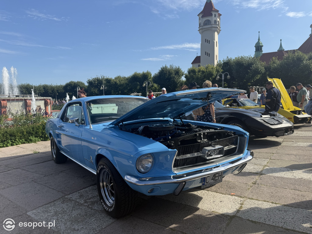 Dziesiątki zabytkowych aut po raz kolejny w Sopocie! Motoryzacyjny weekend zachwycił mieszkańców i turystów! [FOTO]