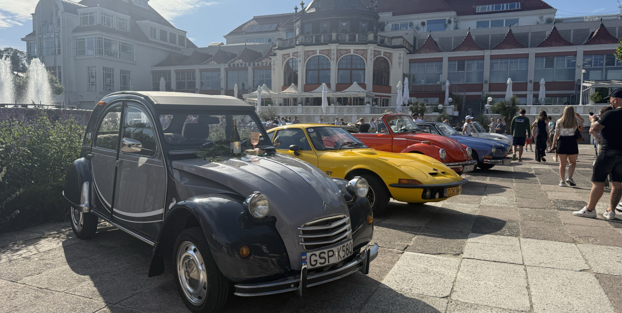 Dziesiątki zabytkowych aut po raz kolejny w Sopocie! Motoryzacyjny weekend zachwycił mieszkańców i turystów! [FOTO]