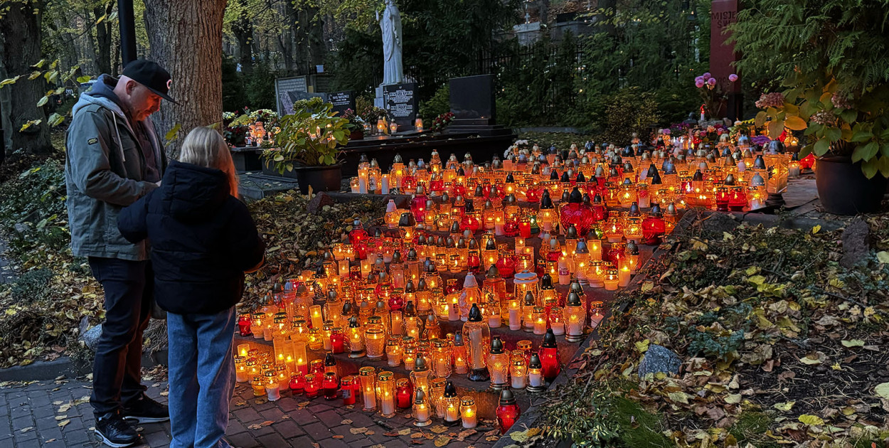 Wszystkich Świętych w Sopocie. Tysiące zniczy i tłumy na cmentarzach [FOTO]