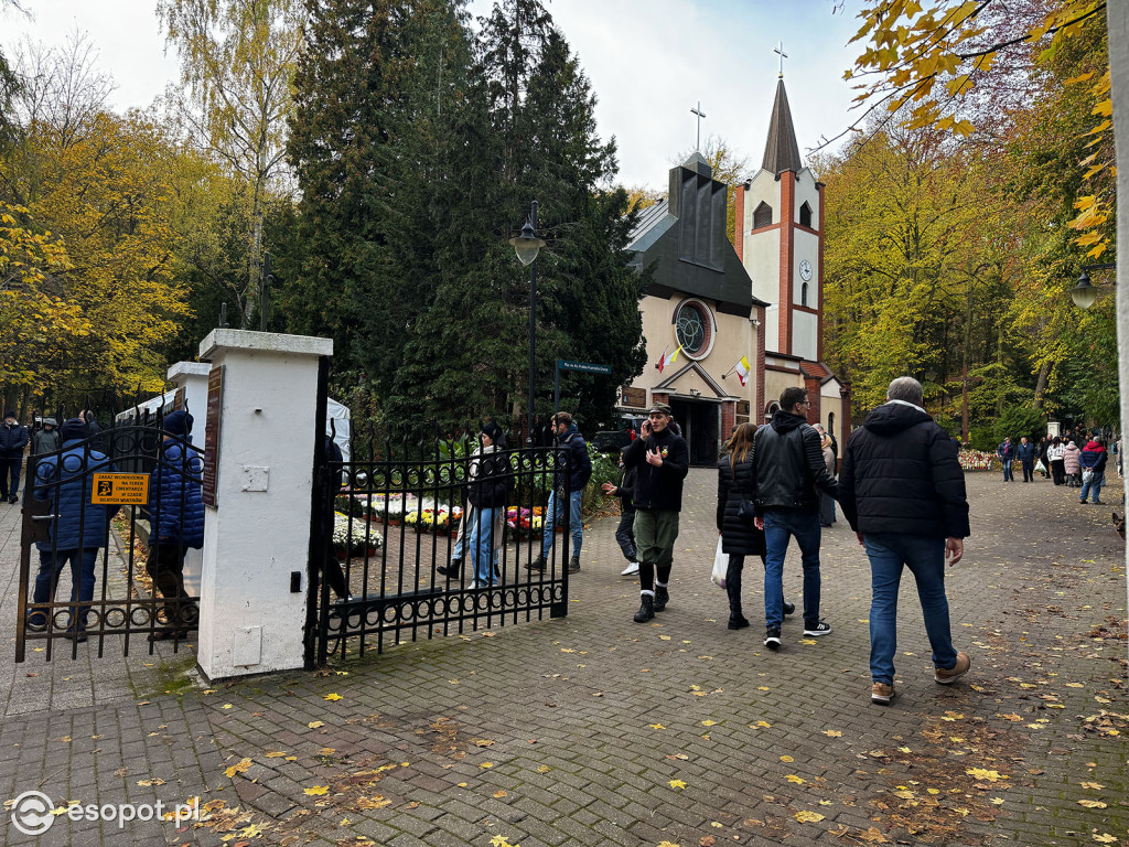 Wszystkich Świętych w Sopocie. Tysiące zniczy i tłumy na cmentarzach [FOTO]