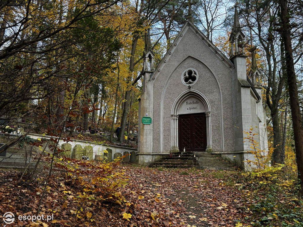 Wszystkich Świętych w Sopocie. Tysiące zniczy i tłumy na cmentarzach [FOTO]