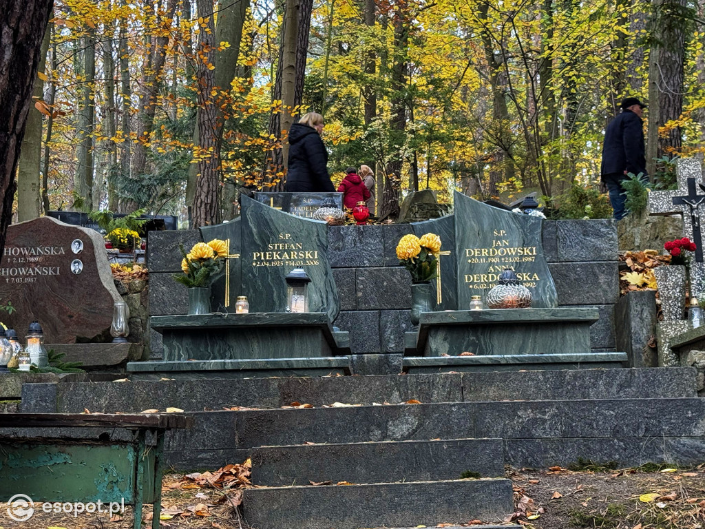 Wszystkich Świętych w Sopocie. Tysiące zniczy i tłumy na cmentarzach [FOTO]
