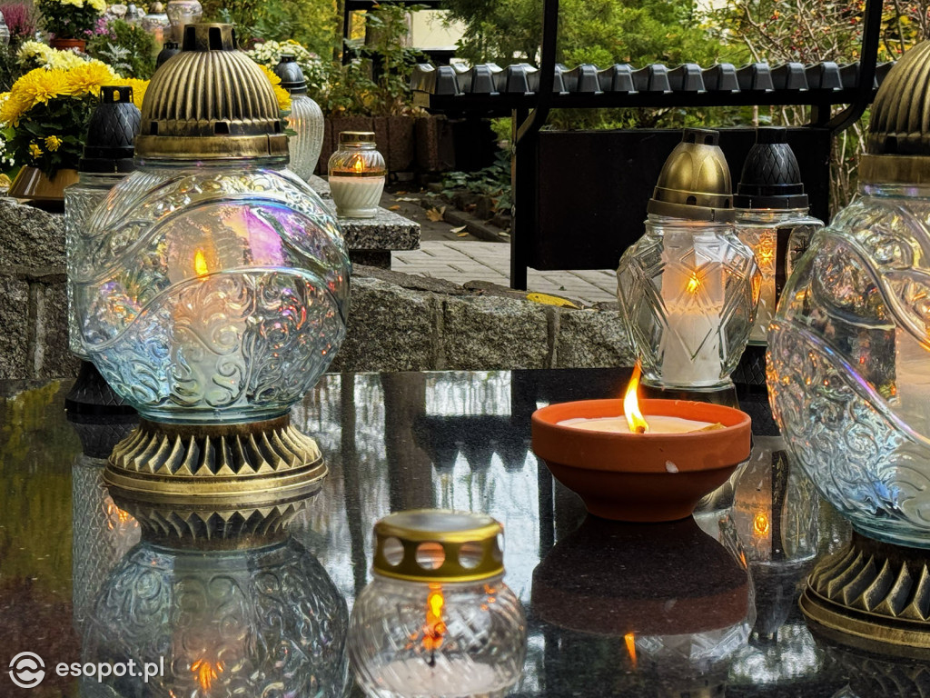 Wszystkich Świętych w Sopocie. Tysiące zniczy i tłumy na cmentarzach [FOTO]