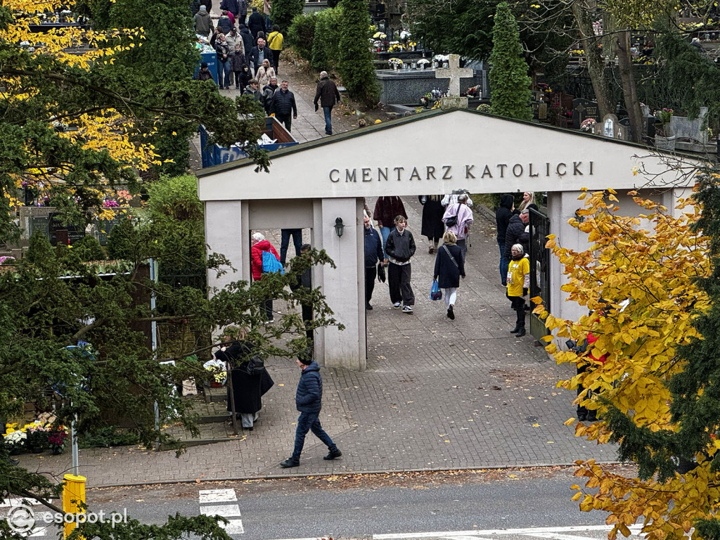 Wszystkich Świętych w Sopocie. Tysiące zniczy i tłumy na cmentarzach [FOTO]