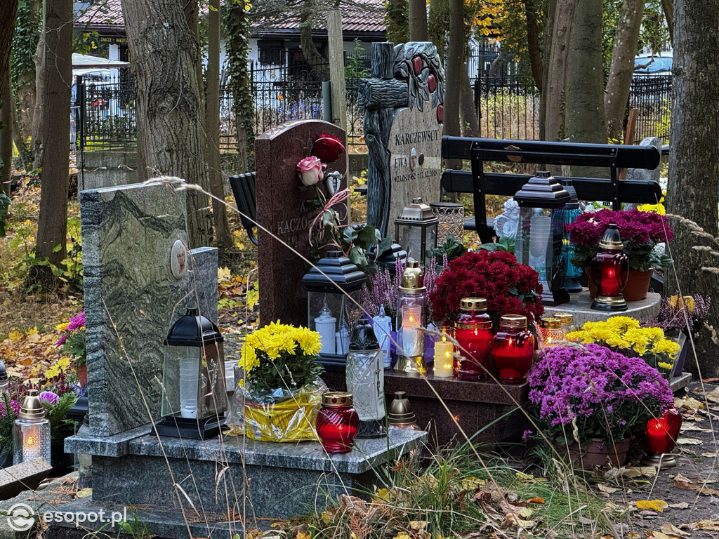 Wszystkich Świętych w Sopocie. Tysiące zniczy i tłumy na cmentarzach [FOTO]