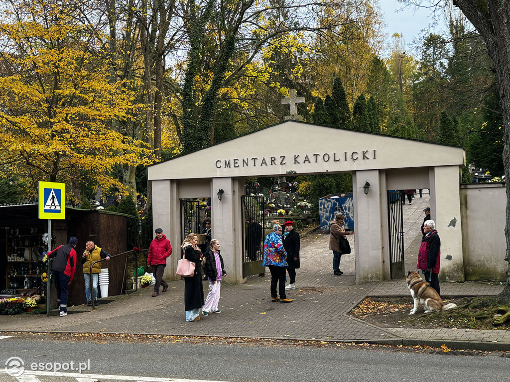 Wszystkich Świętych w Sopocie. Tysiące zniczy i tłumy na cmentarzach [FOTO]