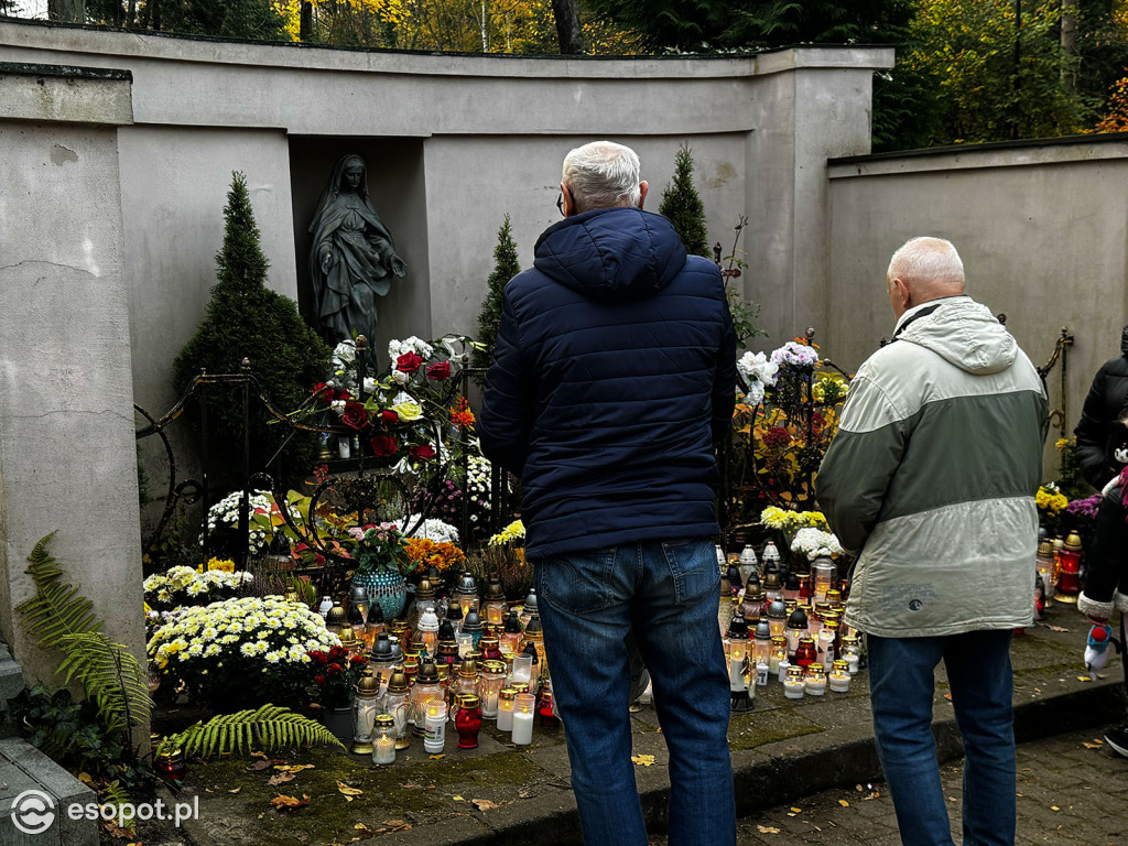 Wszystkich Świętych w Sopocie. Tysiące zniczy i tłumy na cmentarzach [FOTO]