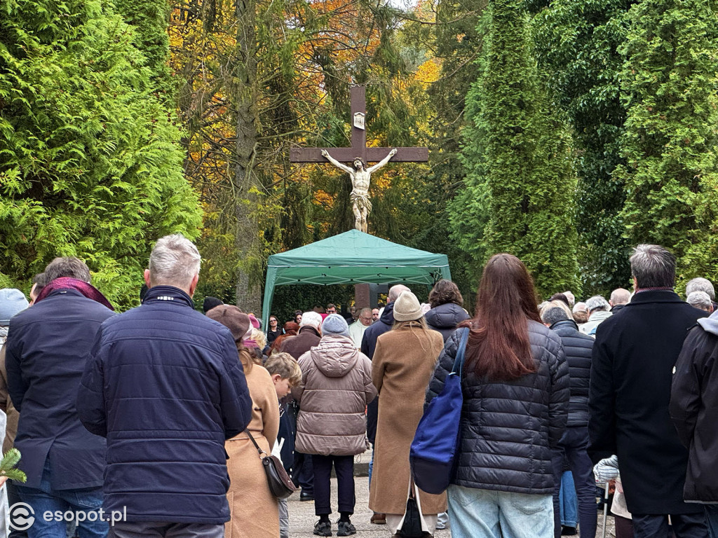 Wszystkich Świętych w Sopocie. Tysiące zniczy i tłumy na cmentarzach [FOTO]