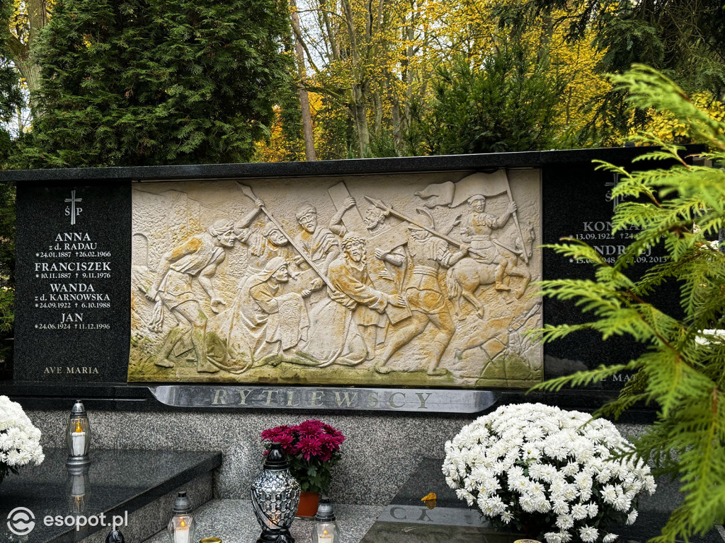 Wszystkich Świętych w Sopocie. Tysiące zniczy i tłumy na cmentarzach [FOTO]