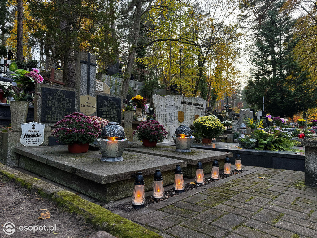 Wszystkich Świętych w Sopocie. Tysiące zniczy i tłumy na cmentarzach [FOTO]