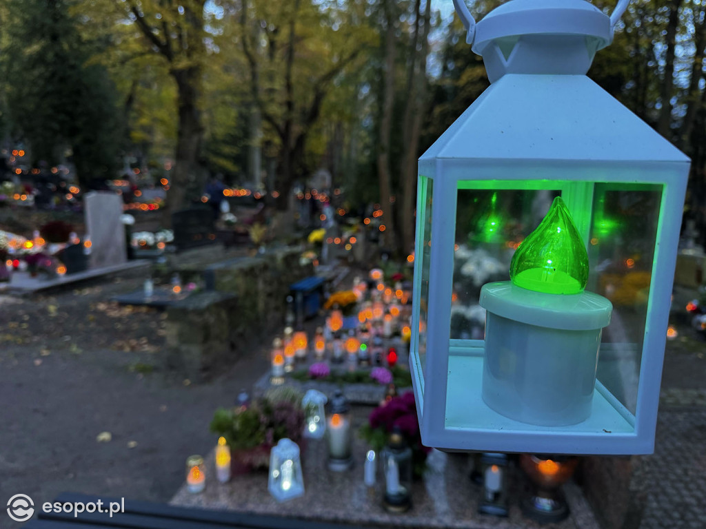 Wszystkich Świętych w Sopocie. Tysiące zniczy i tłumy na cmentarzach [FOTO]