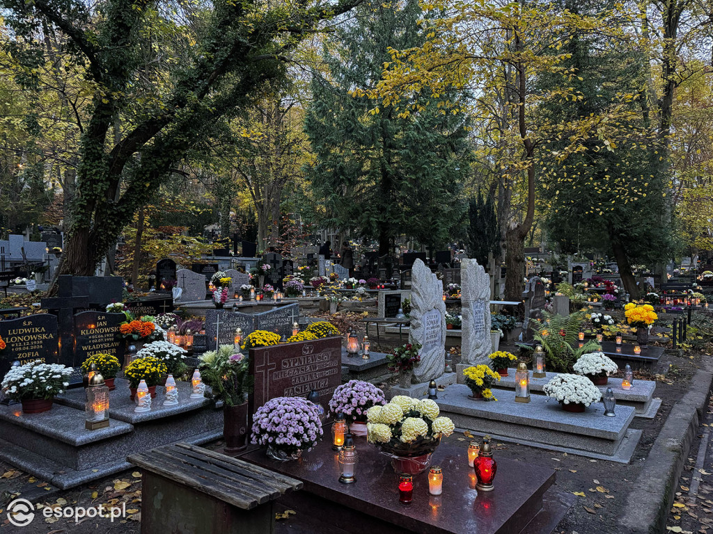Wszystkich Świętych w Sopocie. Tysiące zniczy i tłumy na cmentarzach [FOTO]