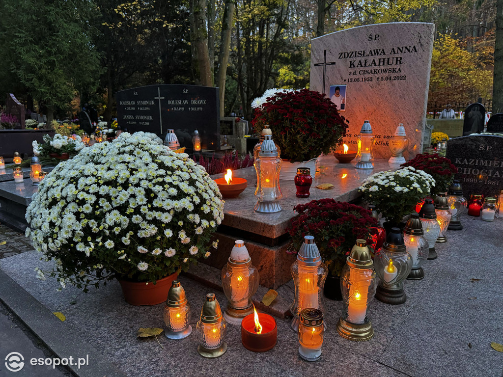 Wszystkich Świętych w Sopocie. Tysiące zniczy i tłumy na cmentarzach [FOTO]