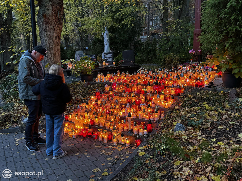 Wszystkich Świętych w Sopocie. Tysiące zniczy i tłumy na cmentarzach [FOTO]