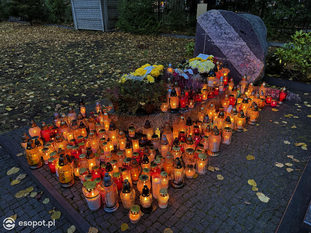 Wszystkich Świętych w Sopocie. Tysiące zniczy i tłumy na cmentarzach [FOTO]