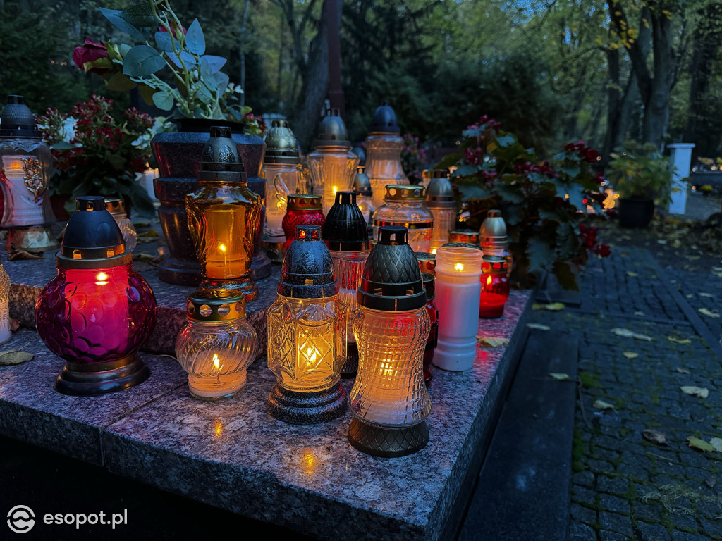 Wszystkich Świętych w Sopocie. Tysiące zniczy i tłumy na cmentarzach [FOTO]