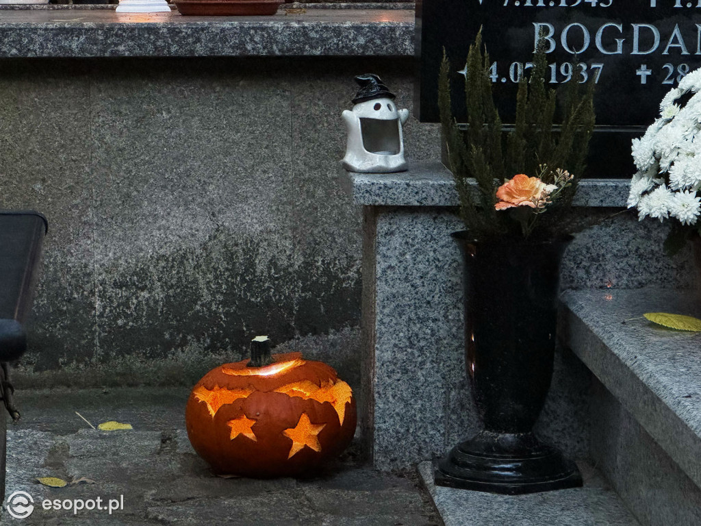 Wszystkich Świętych w Sopocie. Tysiące zniczy i tłumy na cmentarzach [FOTO]