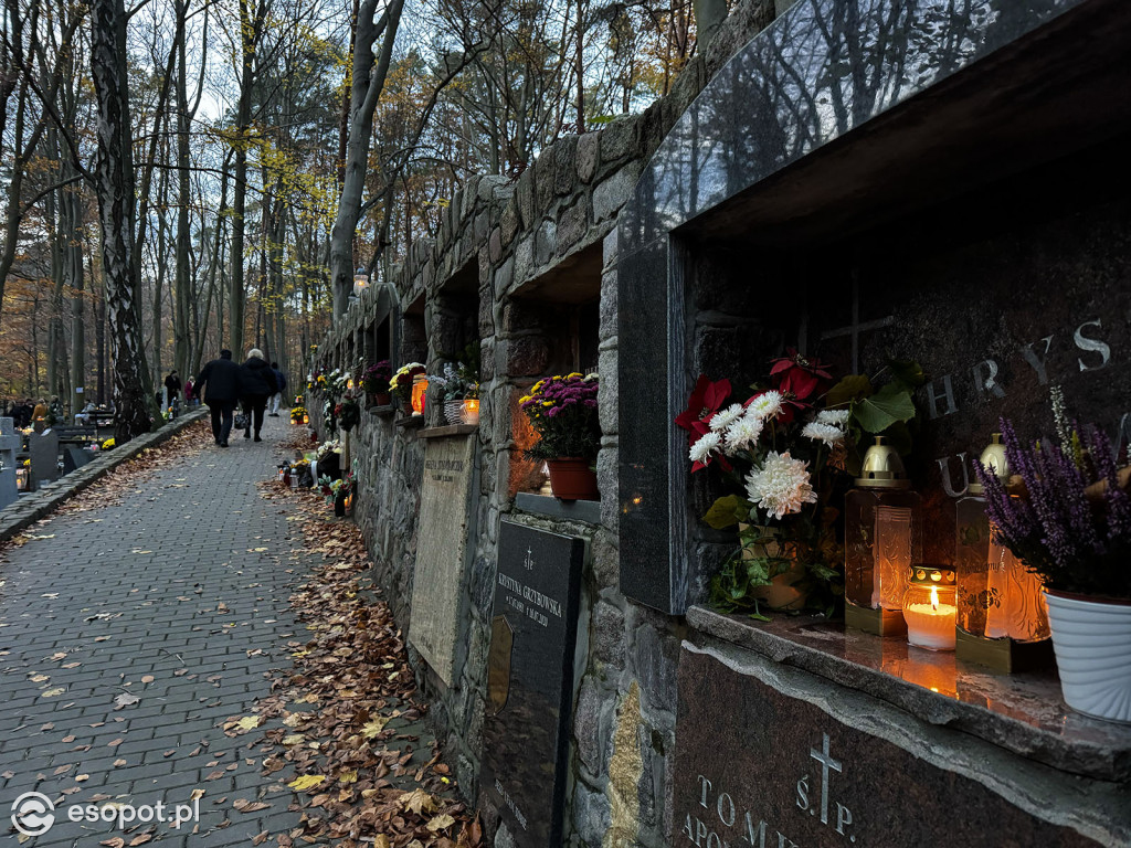 Wszystkich Świętych w Sopocie. Tysiące zniczy i tłumy na cmentarzach [FOTO]