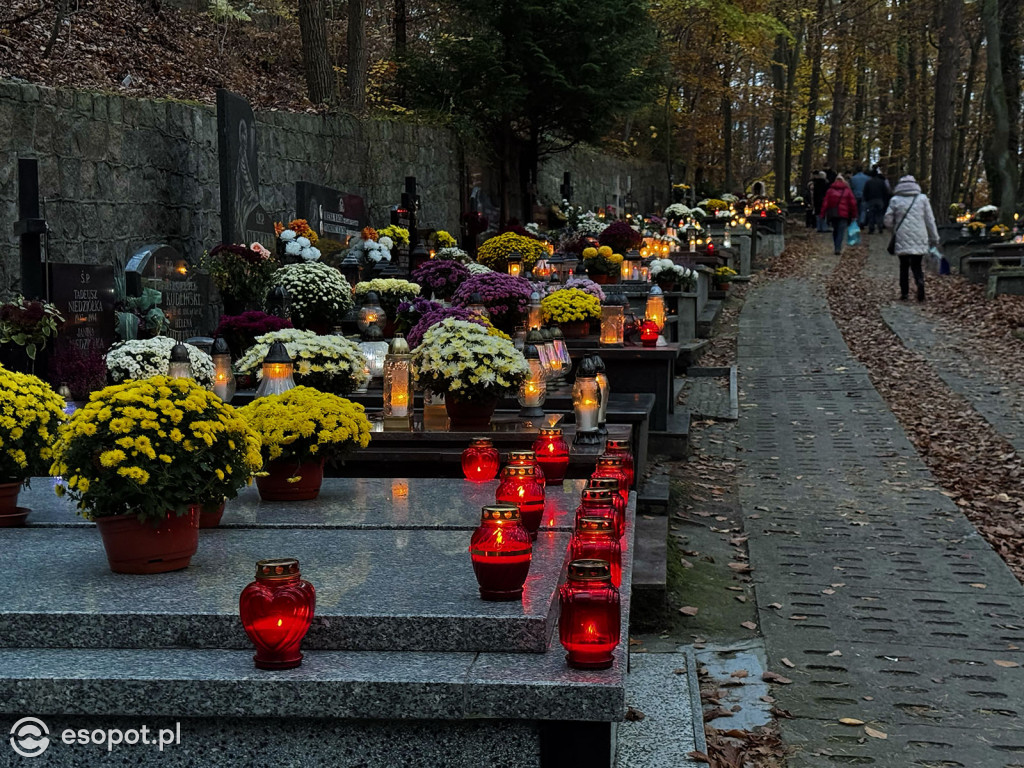 Wszystkich Świętych w Sopocie. Tysiące zniczy i tłumy na cmentarzach [FOTO]