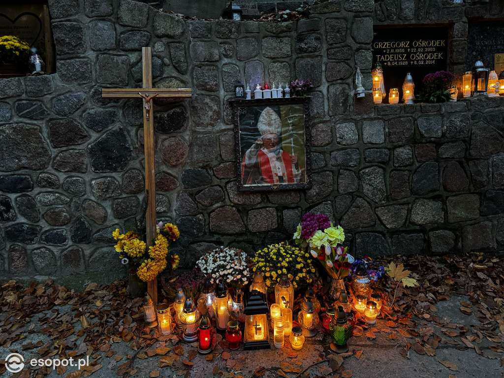 Wszystkich Świętych w Sopocie. Tysiące zniczy i tłumy na cmentarzach [FOTO]