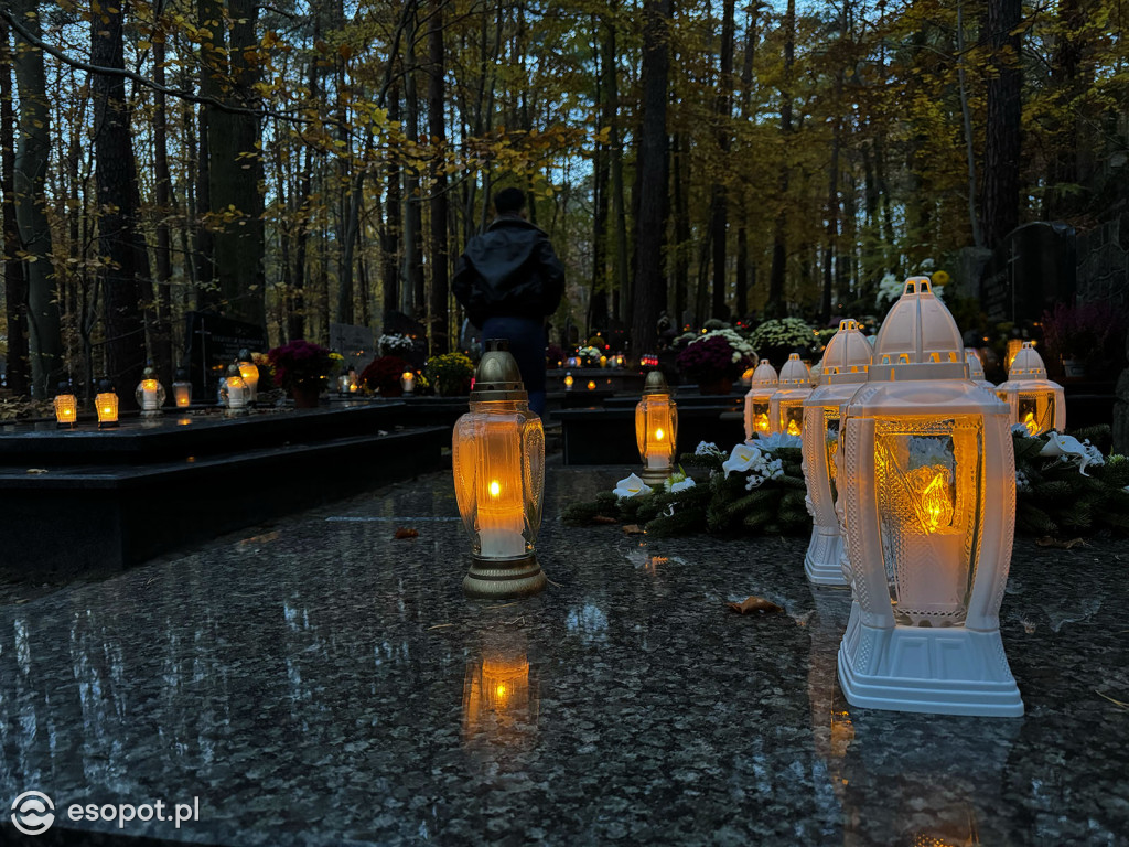 Wszystkich Świętych w Sopocie. Tysiące zniczy i tłumy na cmentarzach [FOTO]