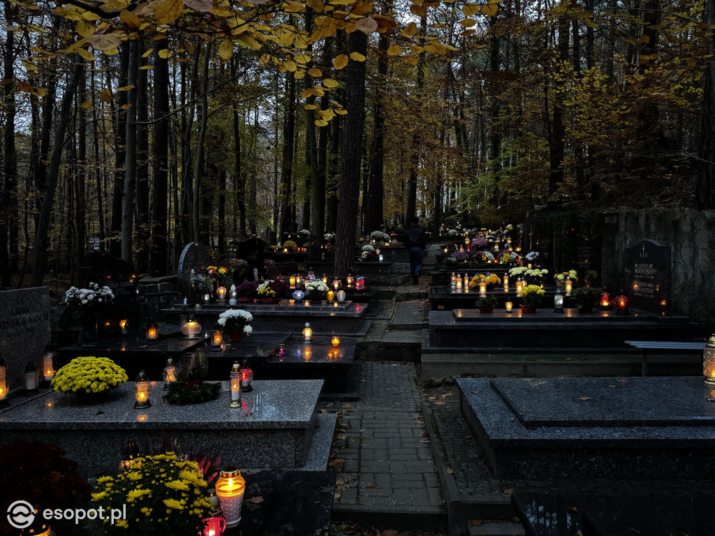 Wszystkich Świętych w Sopocie. Tysiące zniczy i tłumy na cmentarzach [FOTO]