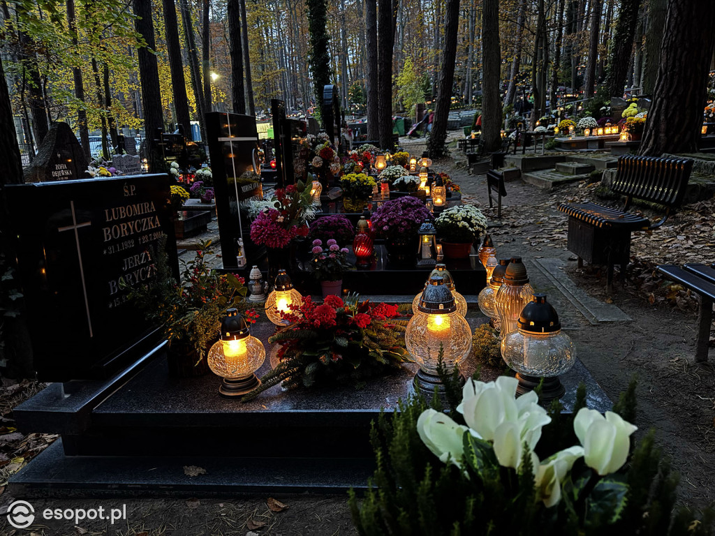 Wszystkich Świętych w Sopocie. Tysiące zniczy i tłumy na cmentarzach [FOTO]