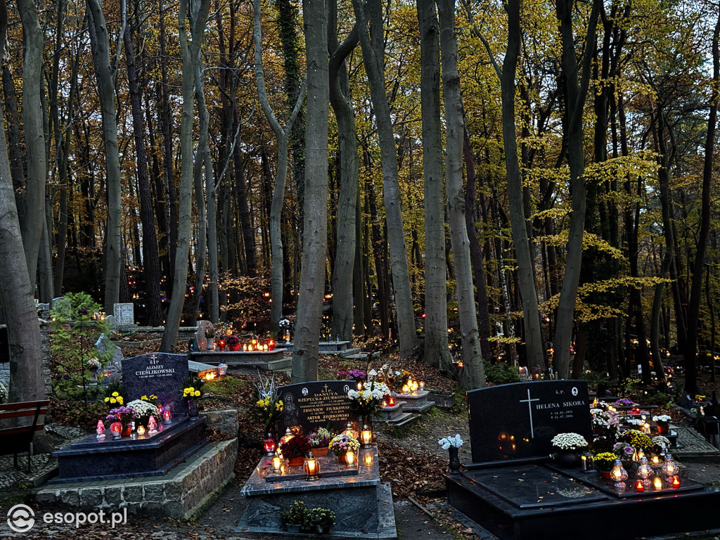Wszystkich Świętych w Sopocie. Tysiące zniczy i tłumy na cmentarzach [FOTO]