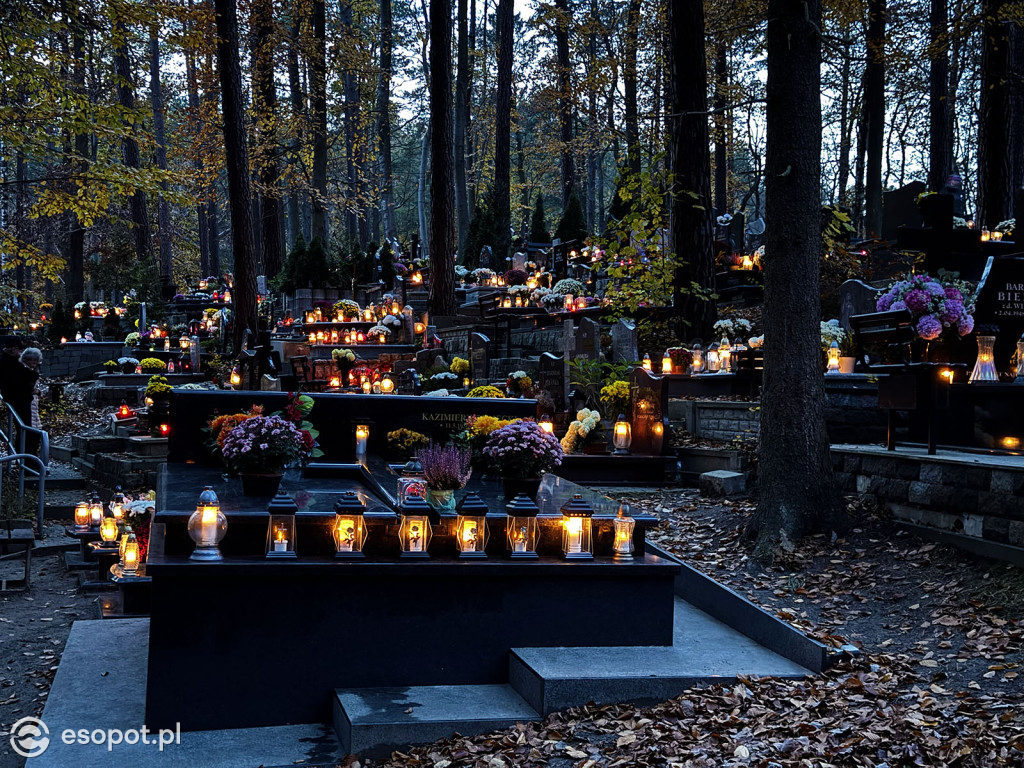 Wszystkich Świętych w Sopocie. Tysiące zniczy i tłumy na cmentarzach [FOTO]